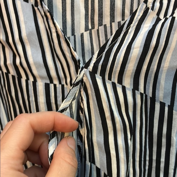 Banana Republic Black and White Patterned Pretend Wrap Blouse - Picture 5 of 13